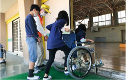 小学校での車椅子体験の写真